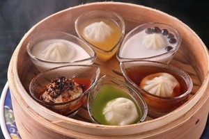 小籠包被放置在玻璃容器中，還浸泡著“珍珠椰奶”、“芒果汁”、“豆漿”、“綠茶”、“烏龍茶”以及“麻辣湯”的湯汁當中。（圖源：互聯網）