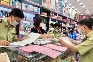 職能力量對 Ansan Cosmetics 美容品商店進行檢查。（圖源：嘉欣）