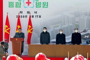朝鮮國務委員會委員長金正恩出席平壤綜合醫院動工儀式。（圖源：AP）
