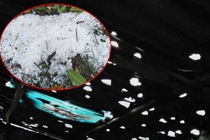 民房的鐵皮瓦被冰雹打得滿目瘡孔。（圖源：安沛報）