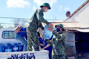 邊防部隊向民眾送水。（圖源：俊光）