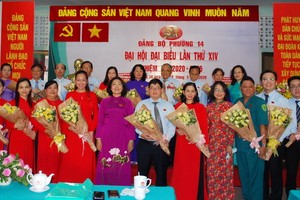 郡委常務副書記黃玉女芳紅(前排左五)祝賀新一屆坊黨部執委會。