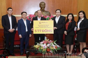越南祖國陣線中央委員會主席陳清敏（右三）象徵性接領由T&T集團為新冠肺炎疫情防控工作捐助的50億元。
