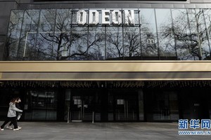 為遏制新冠肺炎疫情蔓延，英國首相鮑里斯·約翰遜20日宣布，即日起關閉英國的餐館、酒吧、電影院、健身房等營業場所。