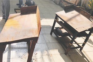 烙印風雨斑駁的兩個搓香架。