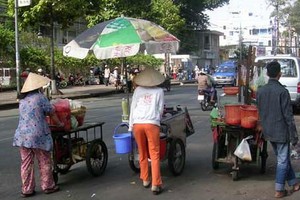 在疫情蔓延期間，本市窮人的生活困難更加困難。