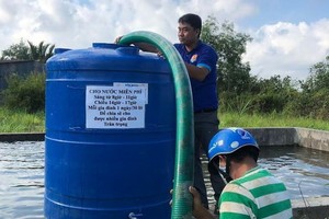 地方政府採用水塔儲水，逐漸供應給遠離駁船靠岸地點的民眾。（圖源：蔡芳）