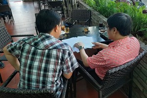 一名受害者向記者訴說其遭騙過程。（圖源：Đ.V）