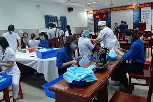 第十一郡共青團發動全體共青團員、護士及其它部門的職員共同縫紉醫療口罩。