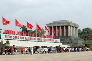 從今(23)日起，晉謁胡志明主席陵、緬懷英雄烈士儀式，以及參觀胡主席陵區域與巴亭廣場的活動暫停舉行。（圖源：越通社）