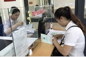 一名失業者在社會保險機關辦理失業金領取手續。（圖源：PV）