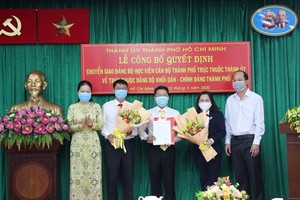 市委組織處主任阮胡海（右一）與市民政黨機關黨部常務副書記黎氏紅娥（左一）向市幹部學院黨部贈送鮮花表示祝賀。（圖源：梅花）