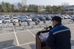 大會舞台，由一輛大型卡車搭建而成，僅坐一名主持人。（圖源：韓聯社）