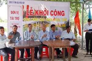 培德精舍護法理事會代表與有關方面代表在動土儀式上。