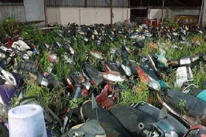 位於福門縣的違規車拘留場，許多殘舊車子的價值低於罰款。