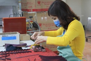 Eurolink公司生產皮革時裝和成衣。