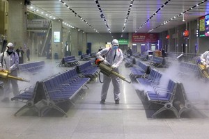 中國湖北宜昌東站實施全面消毒。（圖源：互聯網）