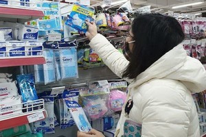 市民在超市裡選購口罩。（圖源：VNE）