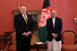 美國塔利班和約：美國國務卿蓬佩奧（左）3月23日與阿富汗總統加尼會面，美國正進行斡旋工作，推進阿富汗和平進程。（圖源：路透社）