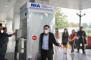 內牌機場昨(24)日已正式投入使用全身消毒室。（圖源：潘功）