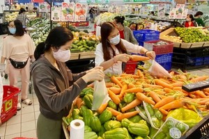 超市內，果蔬、必需品仍充足。
