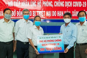 平陽省土龍木天后宮理事會代表向該省的新冠肺炎疫情防控工作贊助2億元。