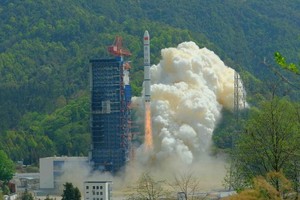 北京時間3月24日11時43分，中國在西昌衛星發射中心用長征二號丙運載火箭，成功將遙感三十號06組衛星發射升空。（圖源：中新網）