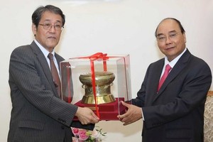 政府總理阮春福（右）接見日本大使邦夫梅田。（圖源：）