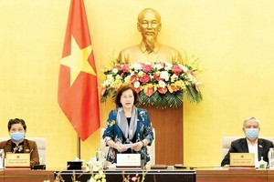 國會主席阮氏金銀（中）在會議上致閉幕詞。（圖源：越通社）