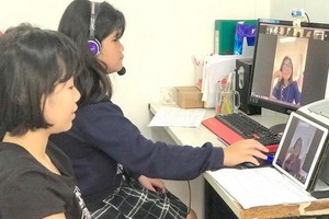 新富郡紅玉小學五年級學生黃河、愛玲居家線上學習。