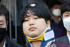 3月25日，在首爾鐘路警察署前，涉嫌散播性剝削視頻的“博士房”群主趙主彬（音）被送檢。 （圖源：韓聯社）