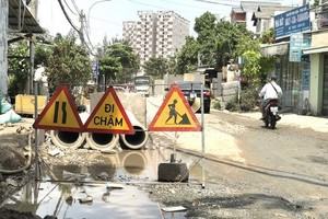 競賽運動推廣至基層。圖中是守德郡鈴東坊李濟川街的裝設排水渠工程。