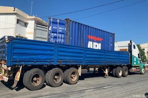 被警方截停的卡車，經檢查集裝箱內發現64具遺體。（圖源：DW）