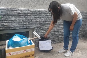 銳利的垃圾獲得民眾貼上警報紙條，讓 垃圾收集者注意。