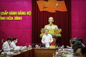 黨中央書記、越南祖國陣線中央委員會主席陳清敏（中）在會議上發表講話。（圖源：越通社）