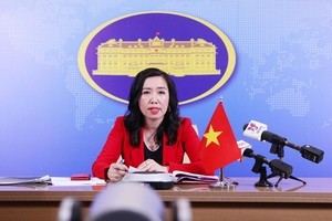 外交部發言人黎氏秋姮在記者會上回答記者提問。（圖源：外交部）