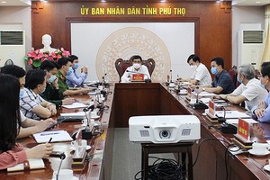 富壽省人委會副主席、該組委會主任胡大勇（中）主持會議。（圖源：慶莊）