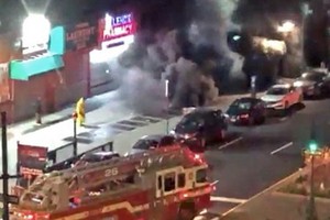 街道上濃煙滾滾。（圖源：視頻截圖）