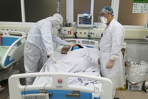 衛生部肯定，截至昨28日下午2時30分，正在為新冠肺炎病例治療的20個醫療單位沒有任何死亡病例。圖為入住中央熱帶病醫院接受治療中的一名新冠肺炎患者。（圖源：翠幸）