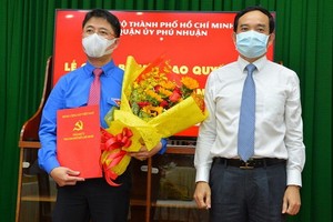 市委常務副書記陳留光（右）與新任富潤郡郡委書記范鴻山。（圖源：越勇）