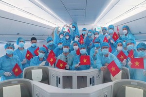 從烏克蘭乘搭波音787夢幻客機回國的越南旅客。（圖源：VNA）