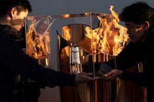 奧運聖火從下個月開始在2011年受地震和海嘯影響最嚴重的福島縣的國家足球訓練中心展覽，一個月後將運抵東京。（圖源：AFP）