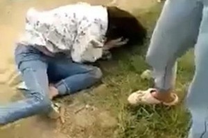 女生L.T.L.遭同學群毆倒地。（圖源：視頻截圖）