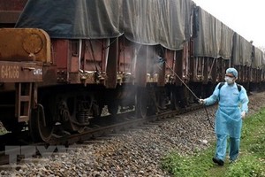 LP3/LP8列車進站前接受噴霧消毒。（圖源：越通社）