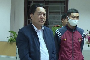 阮玉訂(左)被拘捕。