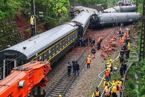 京廣線湖南省郴州境內，T179次（濟南至廣州）列車發生脫軌側翻事故現場。（圖源：AFP）