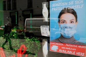 奧地利進一步收緊了新冠肺炎期間的防疫措施，推出“強制口罩令”，要求每個公民外出購物時，必須佩戴口罩。（圖源：互聯網）