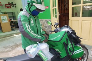 外賣送貨員與用戶須保持至少 2米的安全距離。（示意圖源：互聯網）