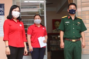 守德郡紅十字會向軍事指揮處贈送禮物。