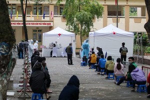 昨(31)日上午，河內市衛生廳與市疾病監控中心在棟多郡金蓮坊棟多中學與地方政府配合，為白梅醫院周邊居民設立新冠肺炎病毒採樣快速檢測點。（圖源：TNO）